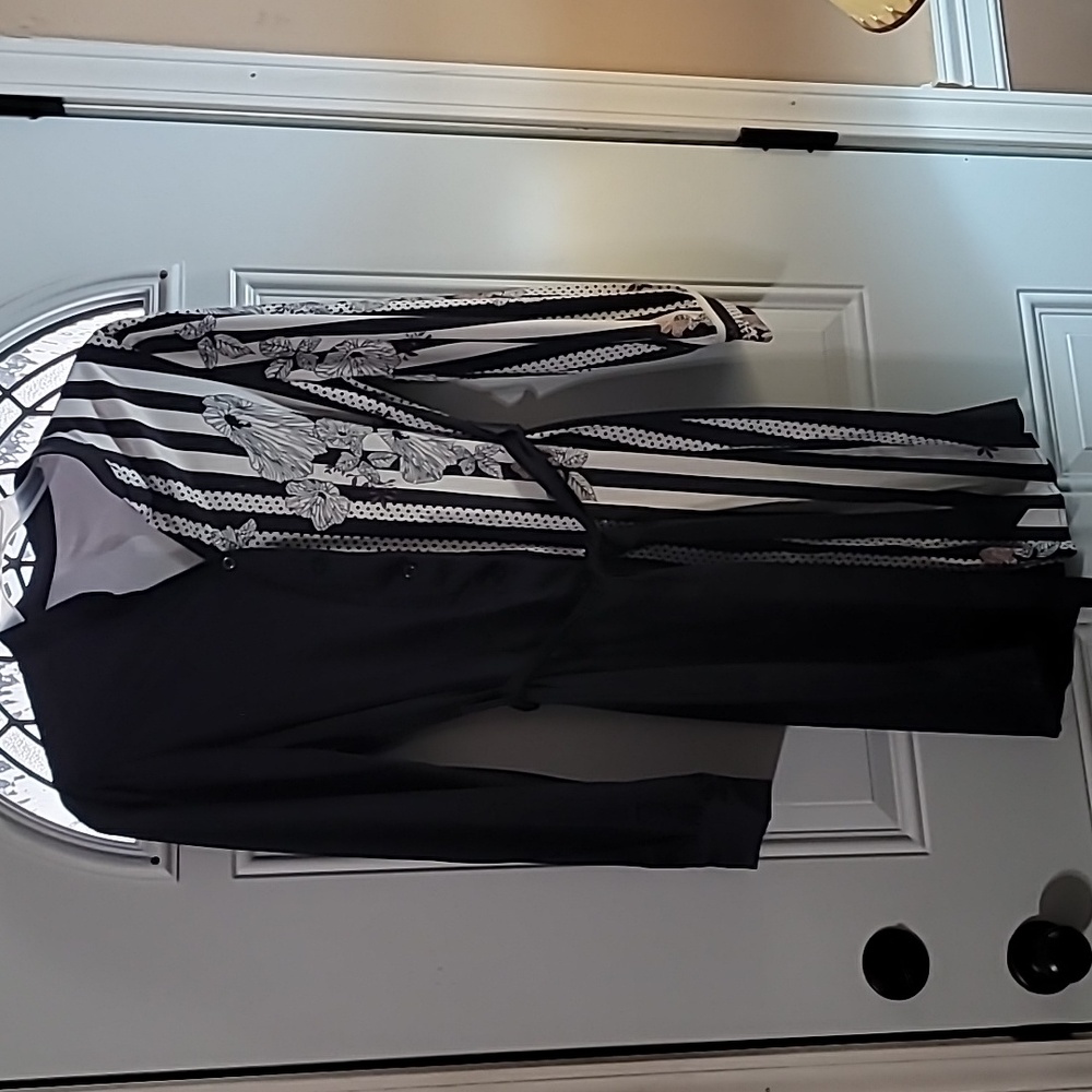 Chic Monochrome Long Sleeve Dress - Picture 5 of 8